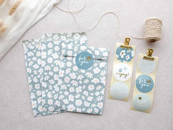16 Papier-Geschenktüten Mit Griff – Blumen & Vögel Design (Blau/Weiß), 15x21x7 Cm